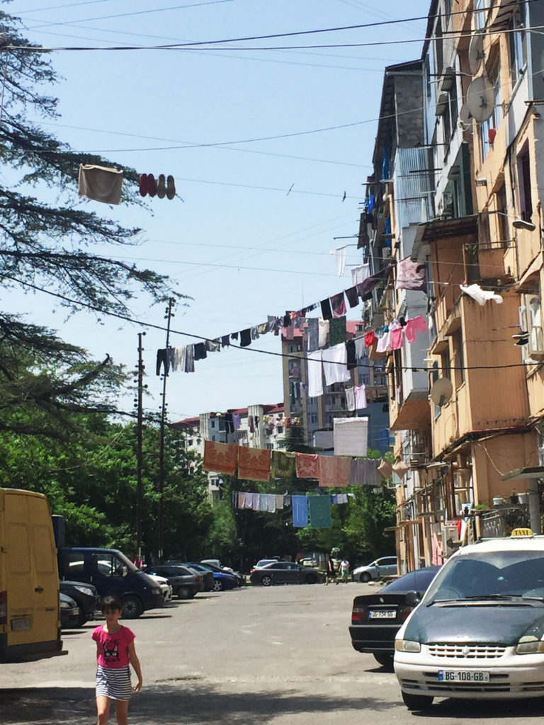 Одежда на веревках на улицах в Грузии