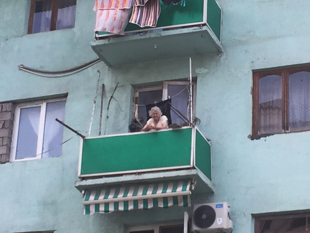 Бабушка на балконе дома в Батуми