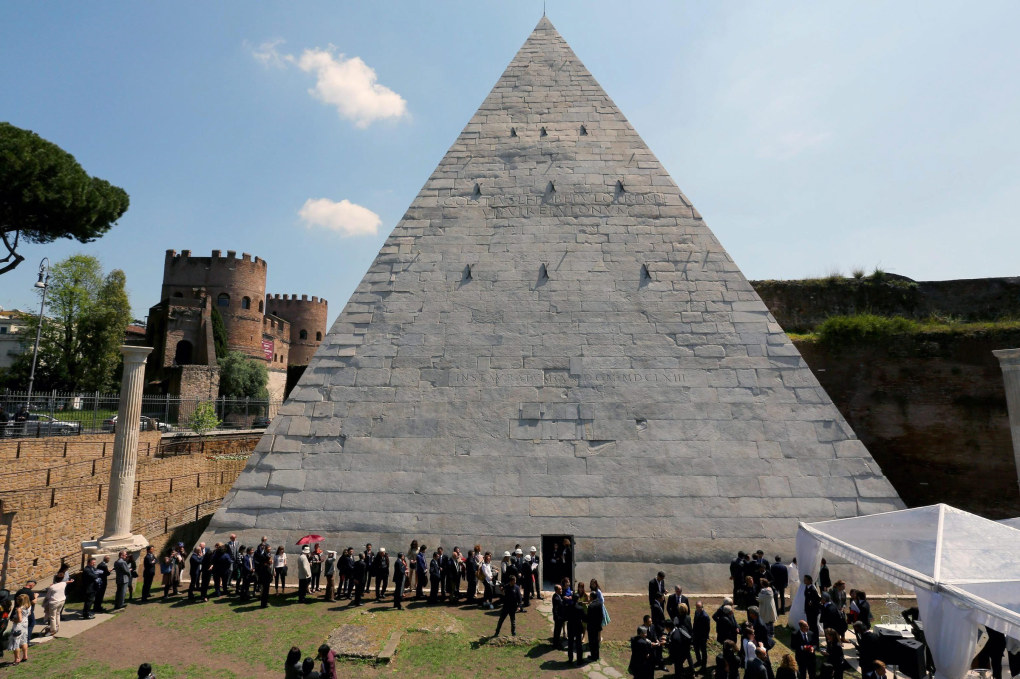 Пирамида мавзолей в Риме