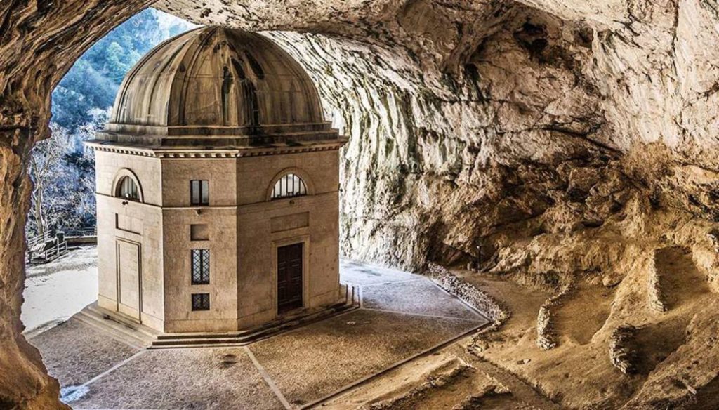 Пещерная церковь в Италии в Дженге