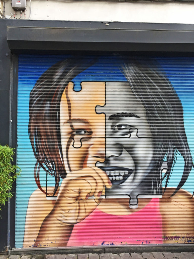 Граффити на стенах домов в Брюсселе Бельгия