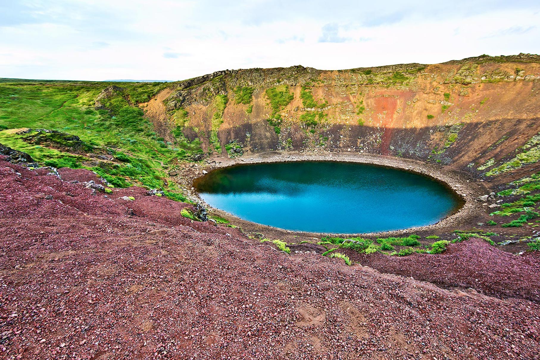 Самое маленькое озеро в америке. Кратер Керид Исландия. Озеро Керид Исландия. Рейкьявик Кратерное озеро Керид. Вулканическое озеро Керид.