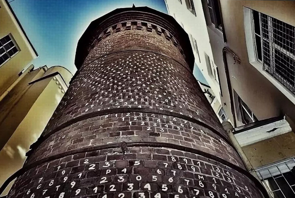 Башня грифонов в Санкт-Петербурге