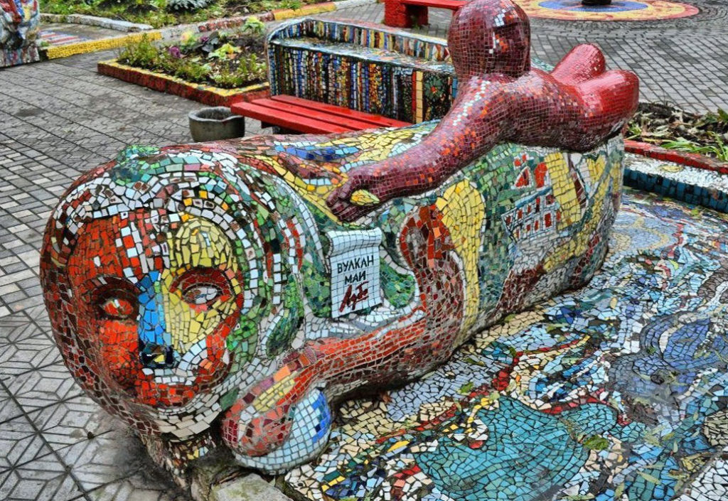 Скульптура из мозаики  в мозаичном дворике Санкт-Петербурге